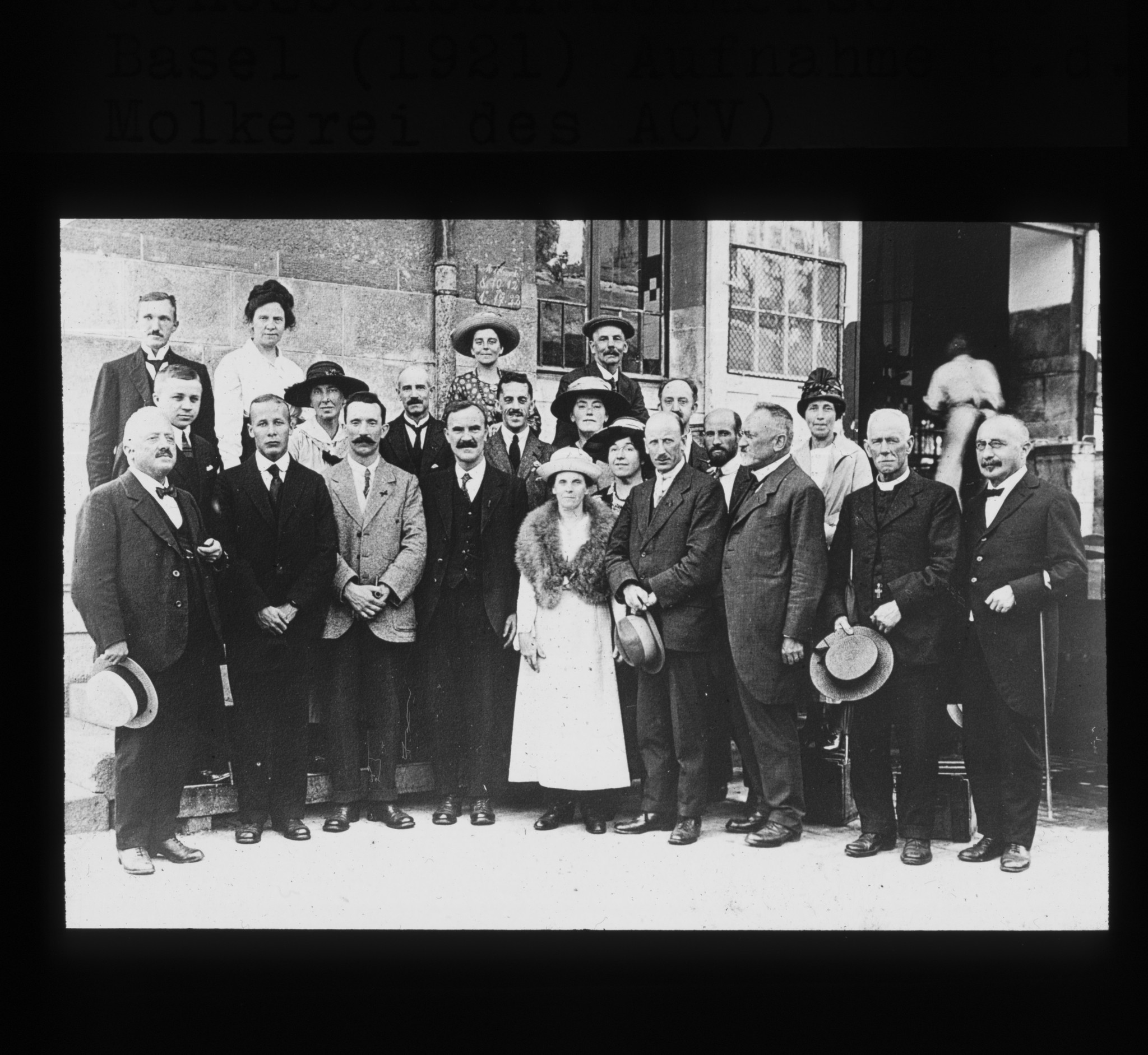Dia: Genossenschaftliche Sommerschule Basel, aufgenommen bei der Molkerei des ACV (Allgemeiner Consumverein): Gruppenbild
