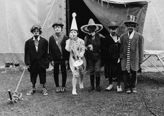 "FZA Kinderzirkus" - Als Clowns verkleidete Kinder posieren für ein Foto; 1970