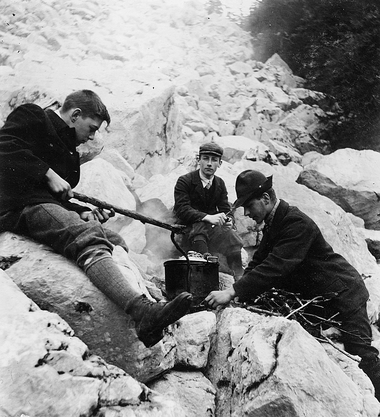 Sommerfahrt bei den Mythen (vermutlich) - Wandervögel kochen auf dem Feuer (1910)