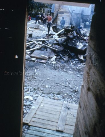 "Robinsonspielplatz Volta, Basel" - Verbrennen von Abfällen; um 1970
