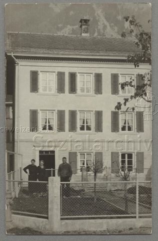 Wohnhaus, 2 Frauen und ein Mann im Garten, vermutlich Kanton Glarus