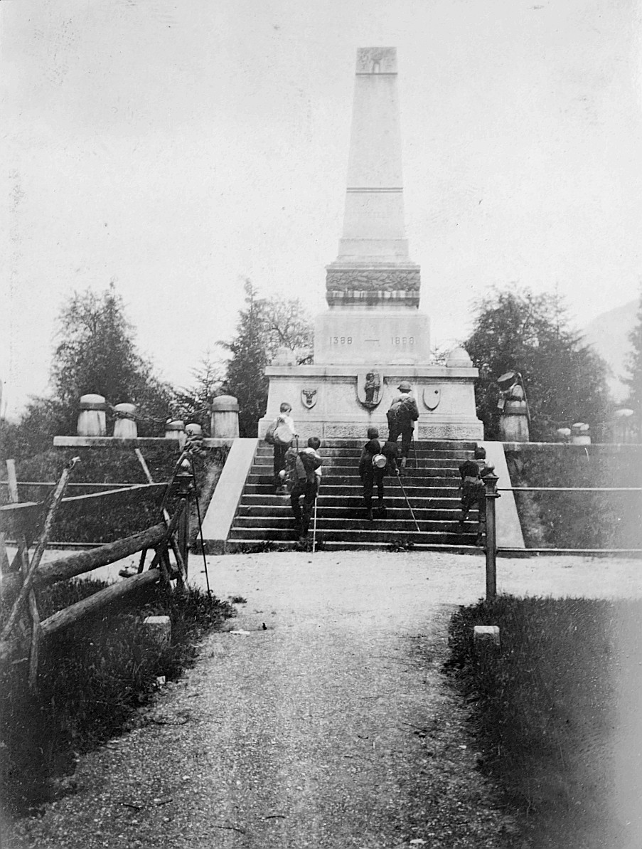 Wandervögel vor dem Denkmal der Schlacht von Näfels (1920)