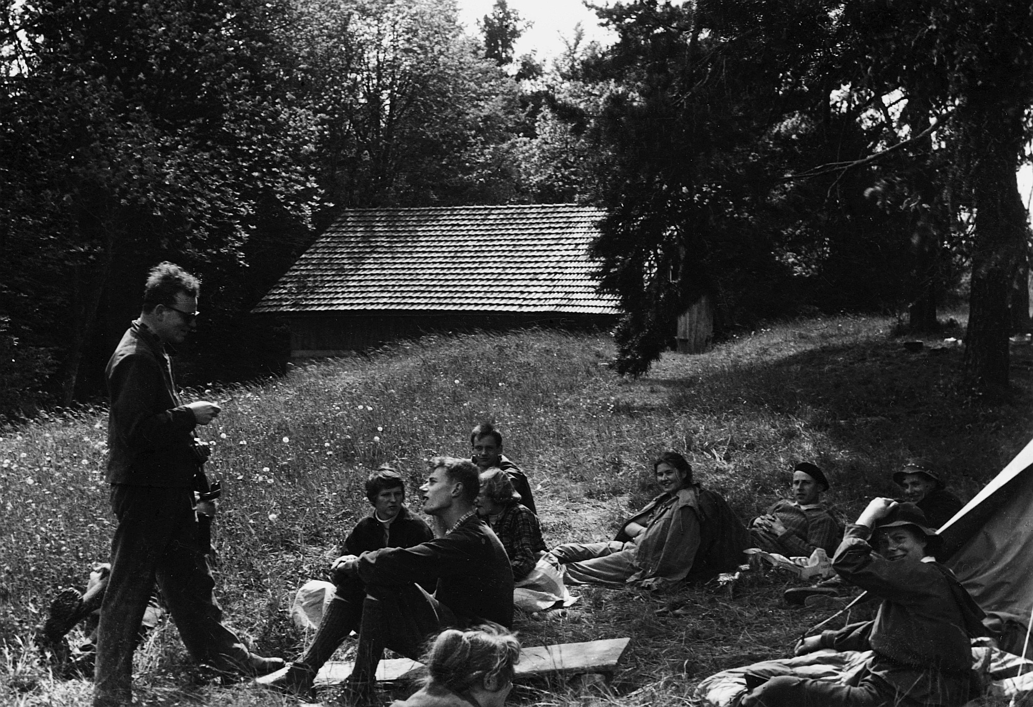 Letzte Wandervogel-Landsgemeinde auf der Schafmatt bei Aarau - Kleingruppe Wandervögel auf der Wiese sitzend (1955)
