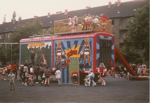 Spielwagen, spielende Kinder - evtl. in Köln; um 1975