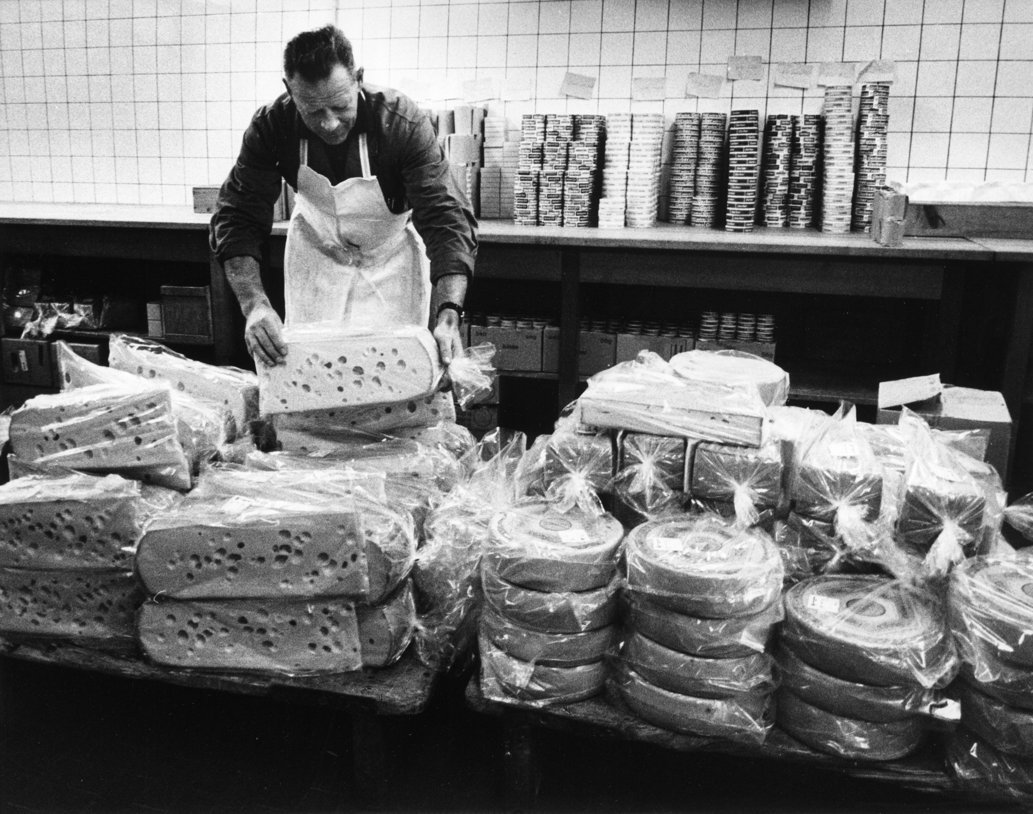 Mann beim Verpacken von Käse