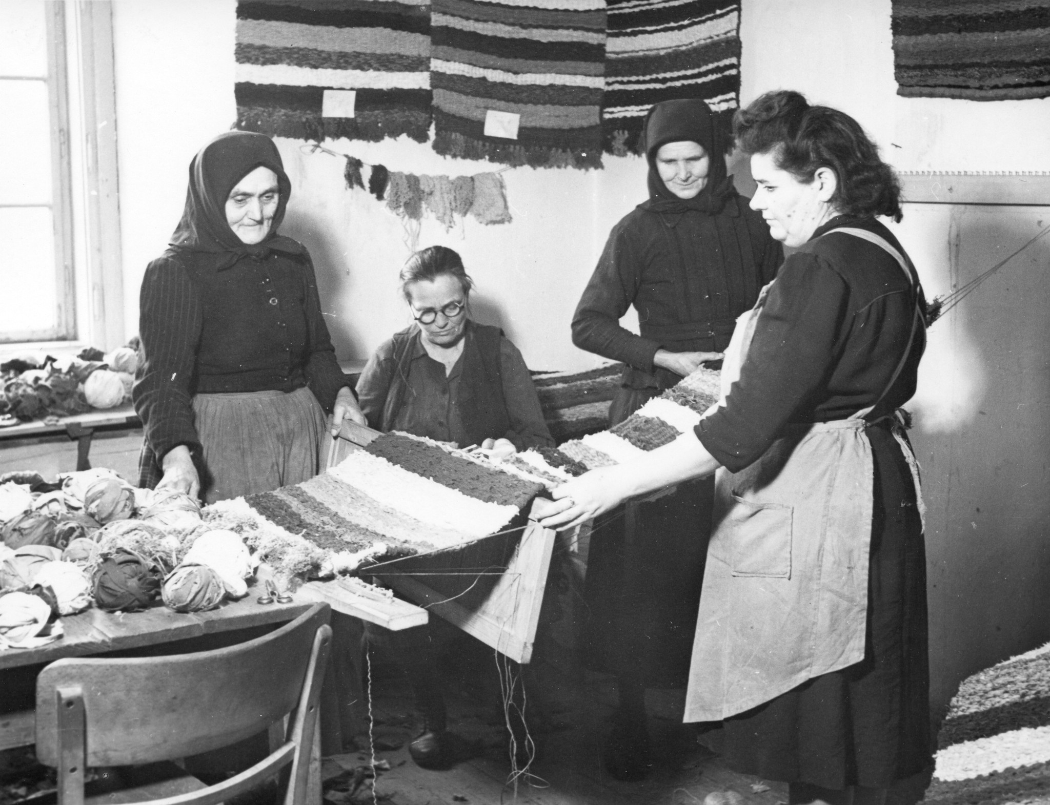 "Aus dem städtischen Flüchtlingslager Wien-Arsenal. Jugoslawische Flüchtlinge beim Weben vom Felckerlteppichen", Februar 1949