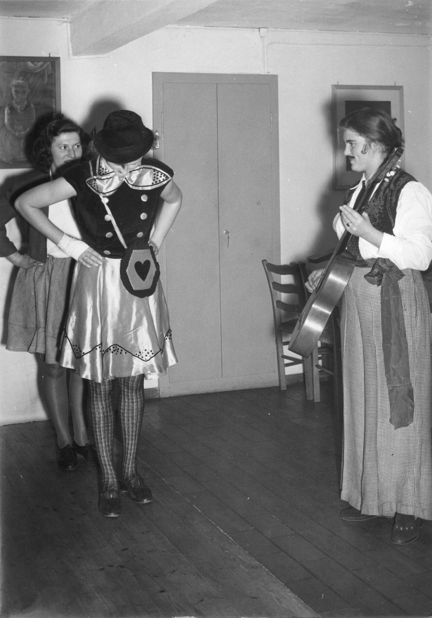 "Cavigliano - Haushaltungskurs für deutsche Flüchtlingsmädchen vom Dezember 1950 bis Februar 1951", Junge Frauen spielen Theater mit Musik und Verkleidung