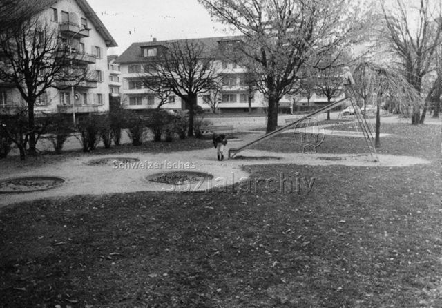 "Spielplatz - schlechte Beispiele, Olten" - Zwei Kinder beim Rutschen; 1978