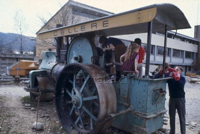 "Ausrangierte Dampfwalze, Bachwiesen", Zürich - spielende Kinder; um 1975