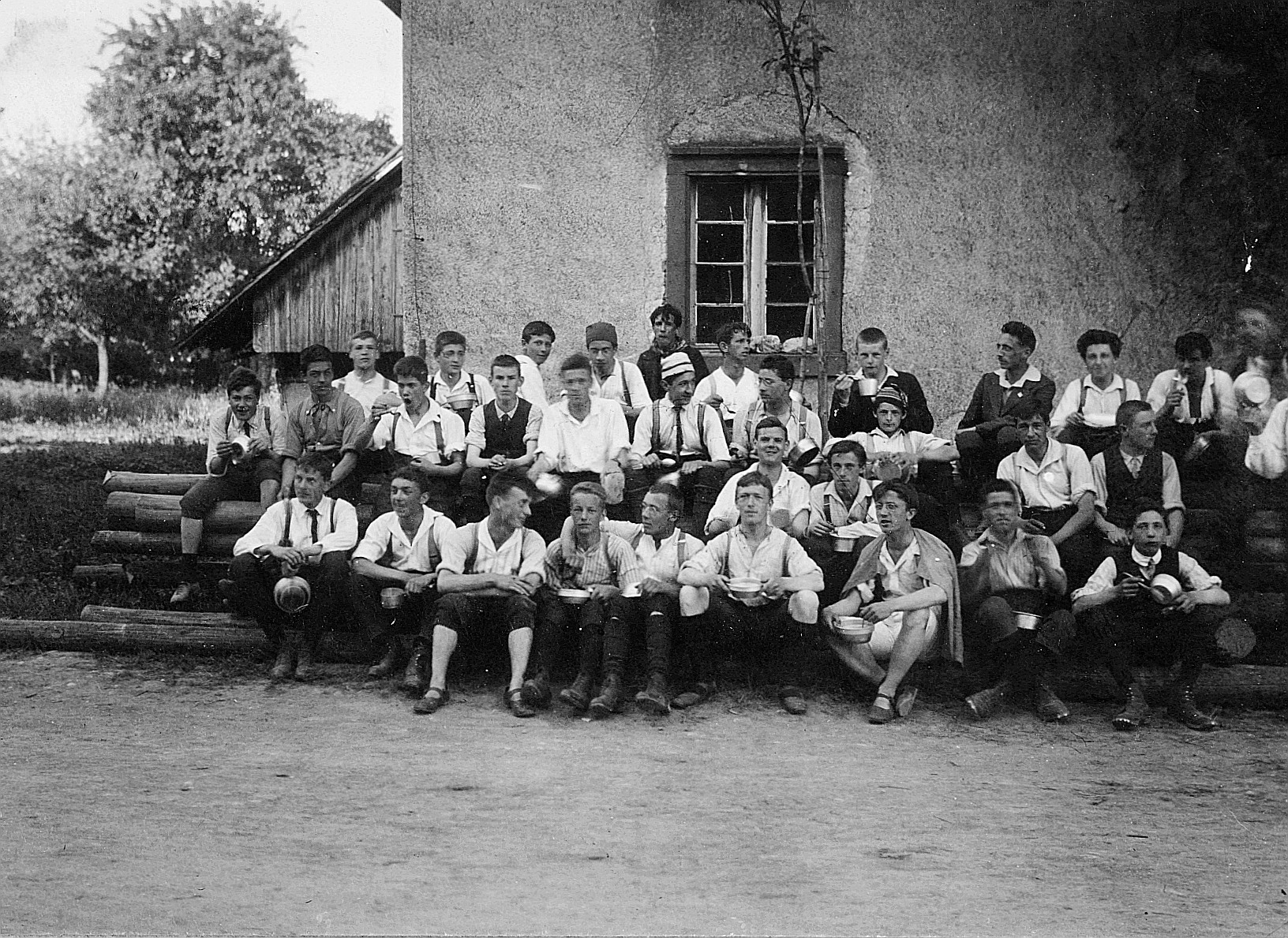 Gruppenporträt der Wandervögel (die Mehrheit von ihnen den Essnapf in den Händen tragend) an der Wandervogel-Landsgemeinde bei Stein