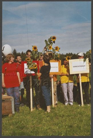 Aktion der HAZ: "Rainbow-Wolke of Love" im Vorfeld der kantonalen Abstimmung zum Partnerschaftsgesetz (08.09.2002)<br>