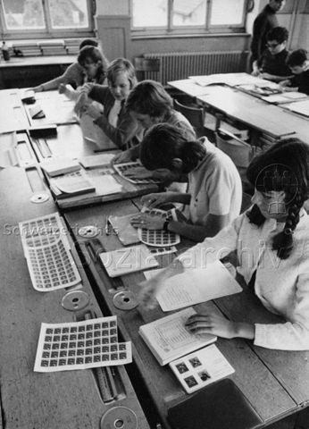 "Markenverkauf in Schule" - SchülerInnen beim Verpacken der Marken; 1968