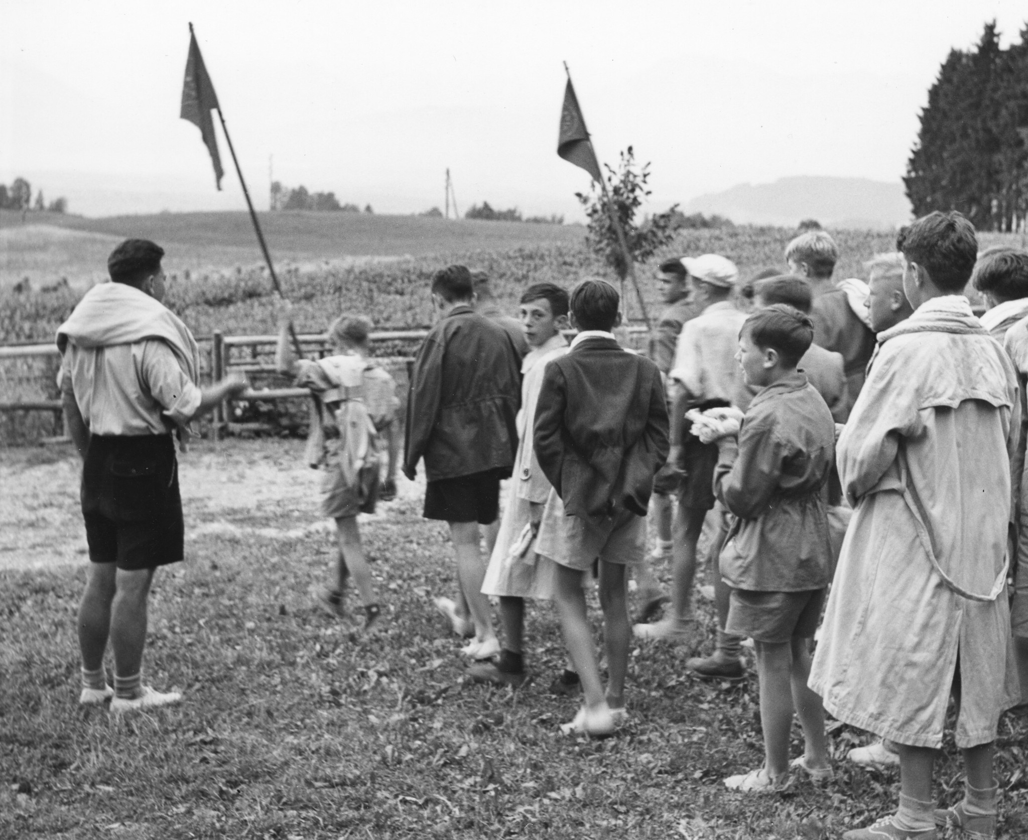 "Albishaus Belgier-Kolonie, Sommer 1950"; Kinder spielen in Verkleidung auf einer Wiese