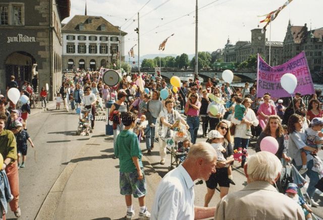 Demonstration zu Familienpolitik in Zürich - Demonstrationszug mit Familien entlang der Limmat; 1993