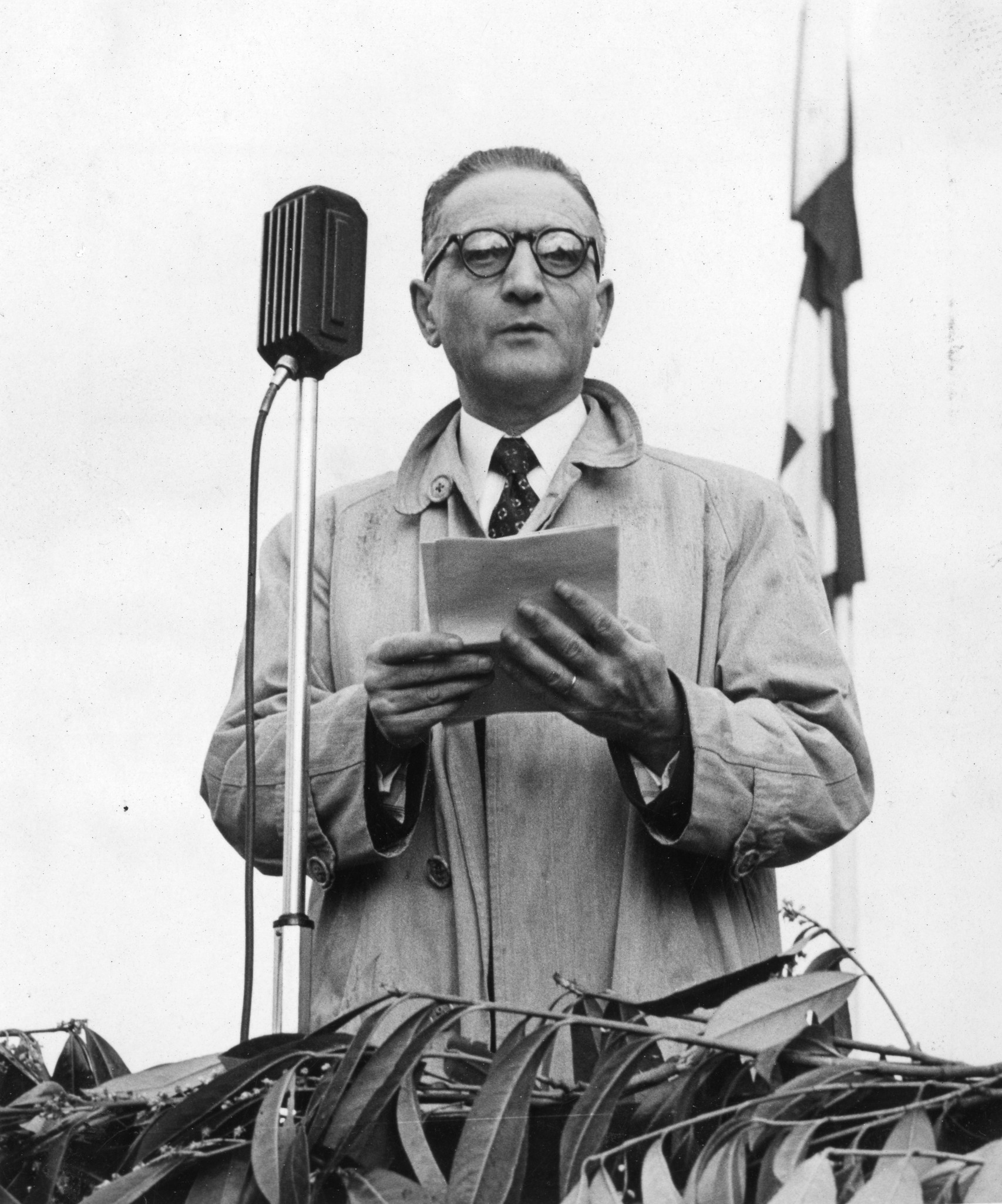 Georges Lavallay, Bürgermeister von Saint-Lô, am Rednerpult eine Rede haltend