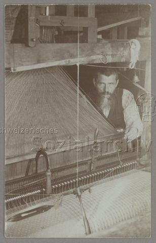 Heimwerber mit Webstuhl, vermutlich Ostschweiz, um 1910