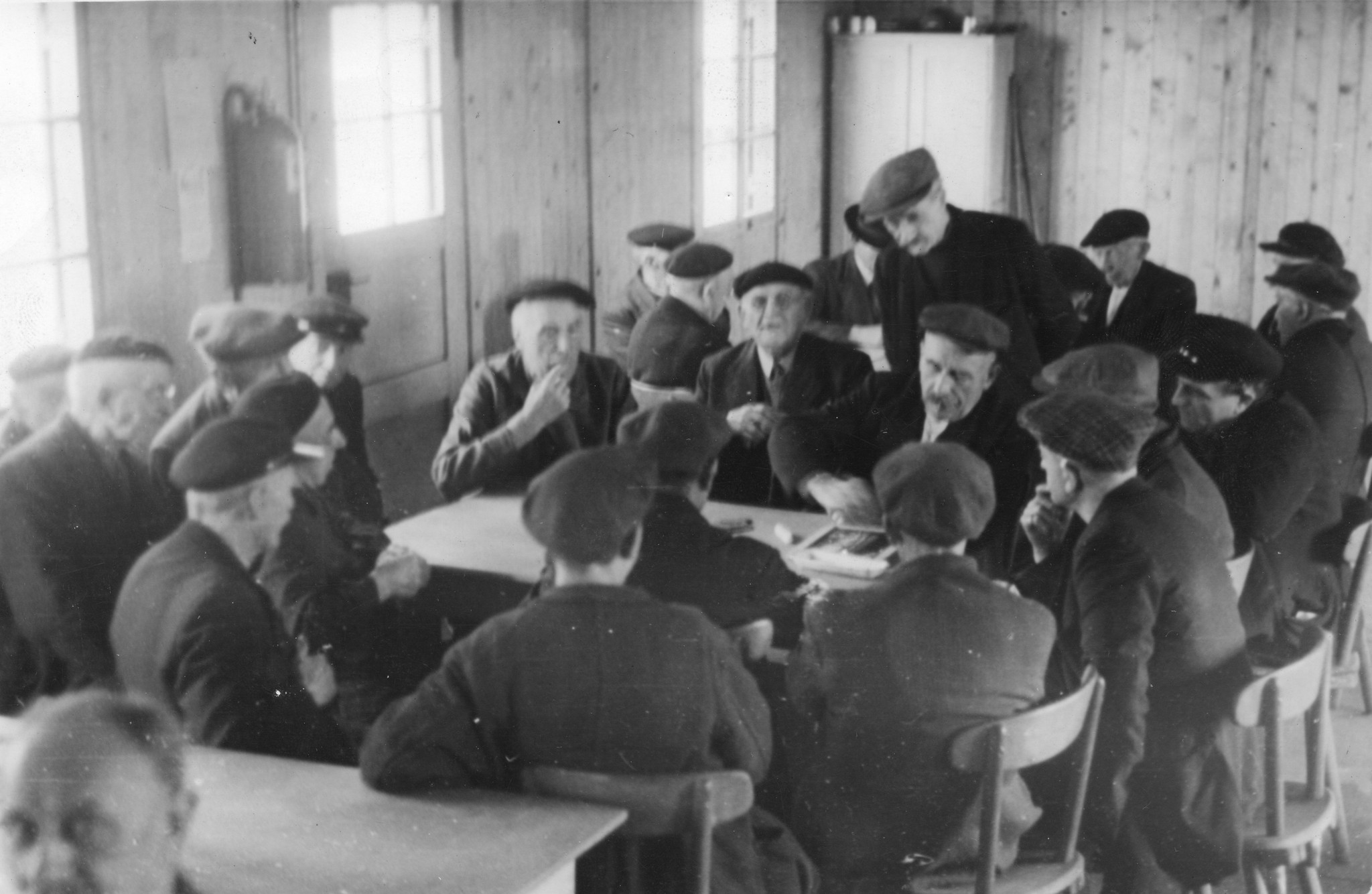 "Fives [Stadtviertel von Lille, Nord-Pas-de-Calais] Mai 1947 Foyer Populaire", Arbeiter beim Würfelspielen (?), im SAH-Sozialzentrum