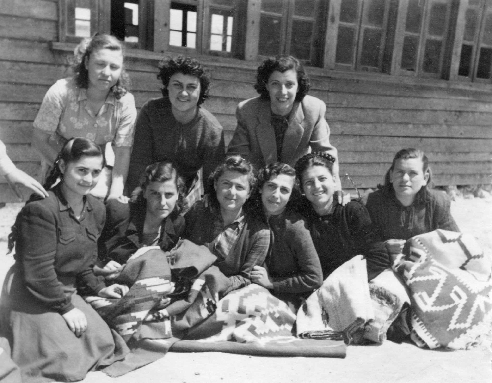 Gruppenbild der Weberinnen des Webezentrums Seroja