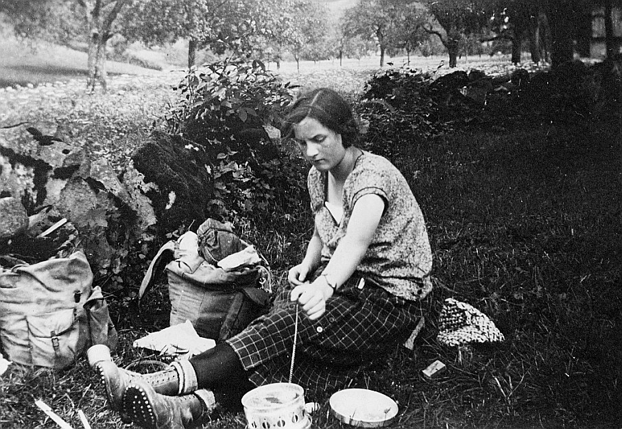 Mitglied der Wandervogel-Ortsgruppe Winterthur im Freien kochend (1926)