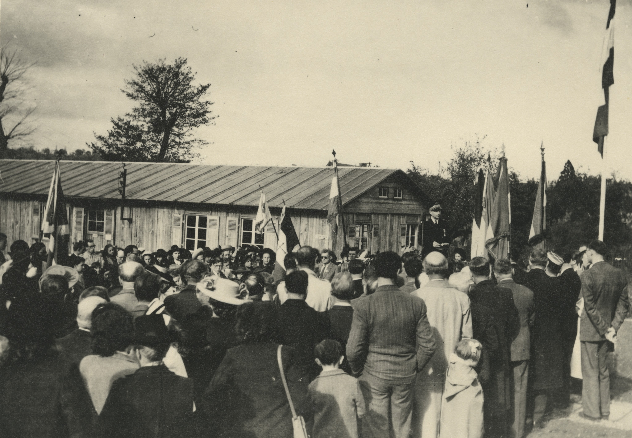 "Saint-Lô Inauguration 4 Mai 1947", Redner bei der feierlichen Eröffnung des Sozialzentrums, [Sozialzentrum des SAH, "Don Suisse", "Ouvert à toute la population de St-Lô"]