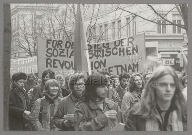 1. Mai, Umzug, Transparent "Für den Sieg der sozialistischen Revolution in Vietnam", Zürich, 1972