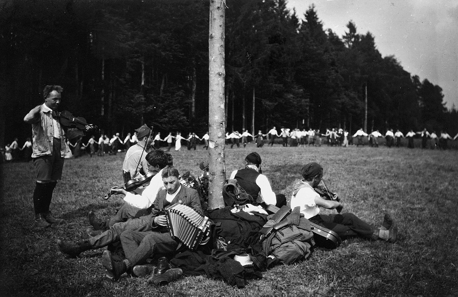 Wandervogel-Landsgemeinde auf dem Bantiger bei Bern - Musizierende und tanzende Wandervögel um den Maibaum (Geige, Akkordeon) (1914)