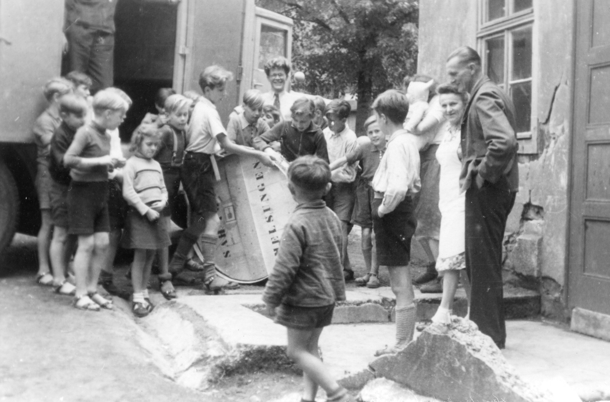 Walkemühle, Hessen - Kinderheim"; Kinder transportieren die Kisten mit Nahrungsmitteln aus dem Wagen