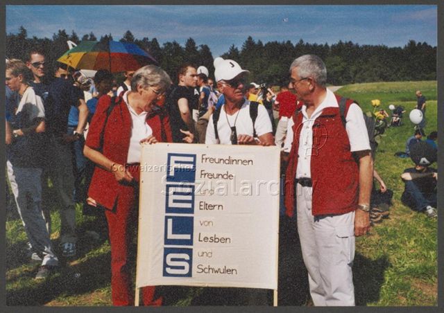 Aktion der HAZ: "Rainbow-Wolke of Love" im Vorfeld der kantonalen Abstimmung zum Partnerschaftsgesetz (08.09.2002) – FELS (Freundinnen, Freunde und Eltern von Lesben und Schwulen)<br>