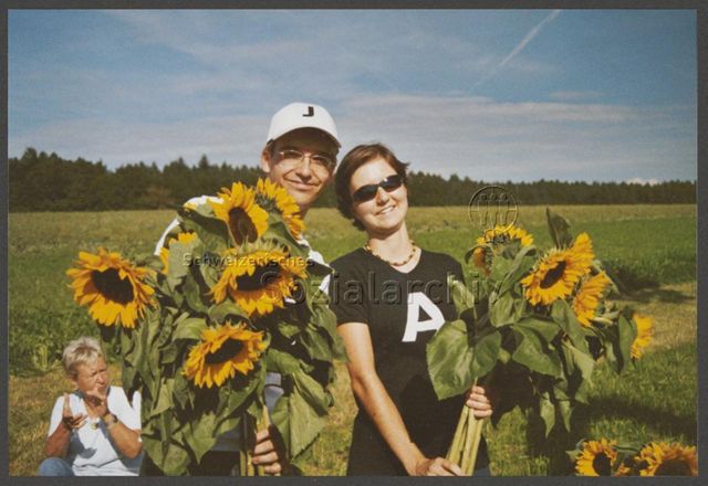 Aktion der HAZ: "Rainbow-Wolke of Love" im Vorfeld der kantonalen Abstimmung zum Partnerschaftsgesetz (08.09.2002)<br>