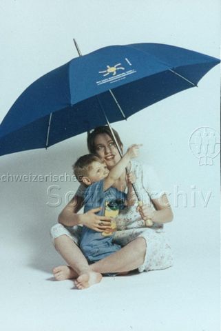 "Sonnenschirm-Projekt" - Frau und Kind im Fotostudio unter einem Sonnenschirm; 1998