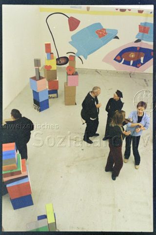 Publikum bei Karton-Installation, u.a. Heinz Nigg, Federica Gärtner
