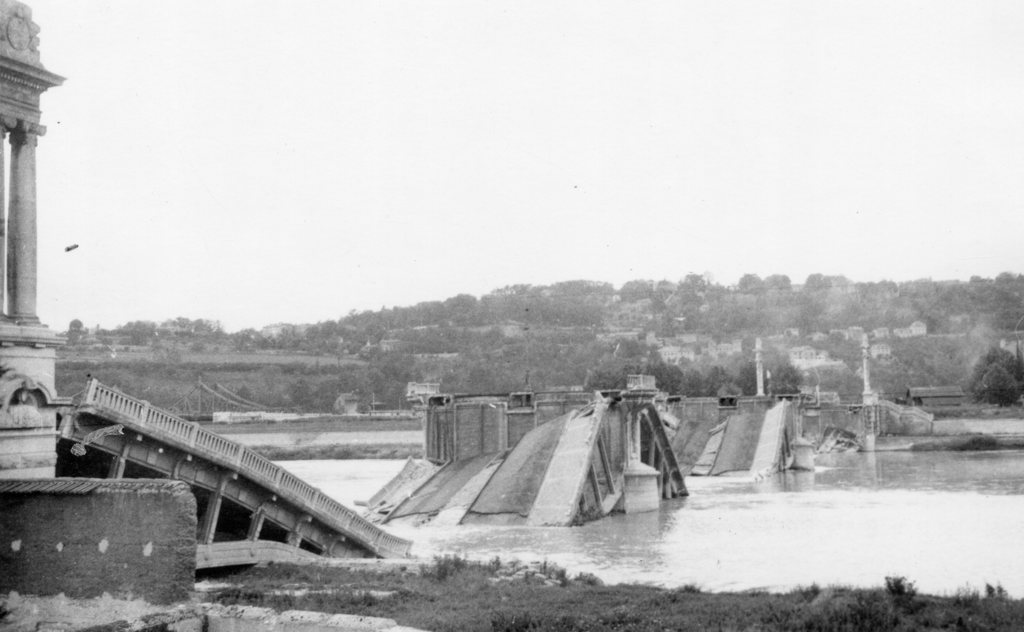 "Les Ponts de Lyon 1944. Pont Pasteur." Im Krieg zerstörte Brücke