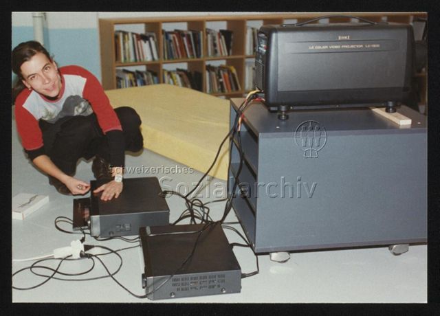 Werkansicht, Nathalie Seitz mit VHS Recorder und TV