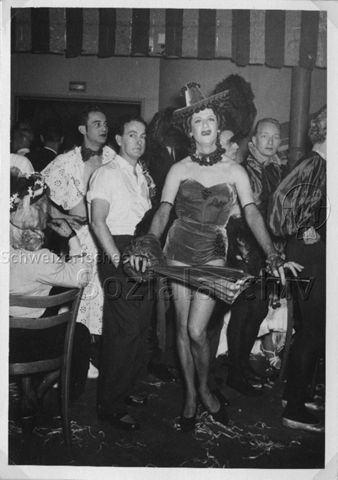 Bertie Wolf als Transvestit am Fasnachtsball im "Kreis" - 1955
