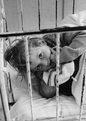 "Kinderheilstätte, Liegekur", Davos (?) - Kind liegt im Bett; um 1970