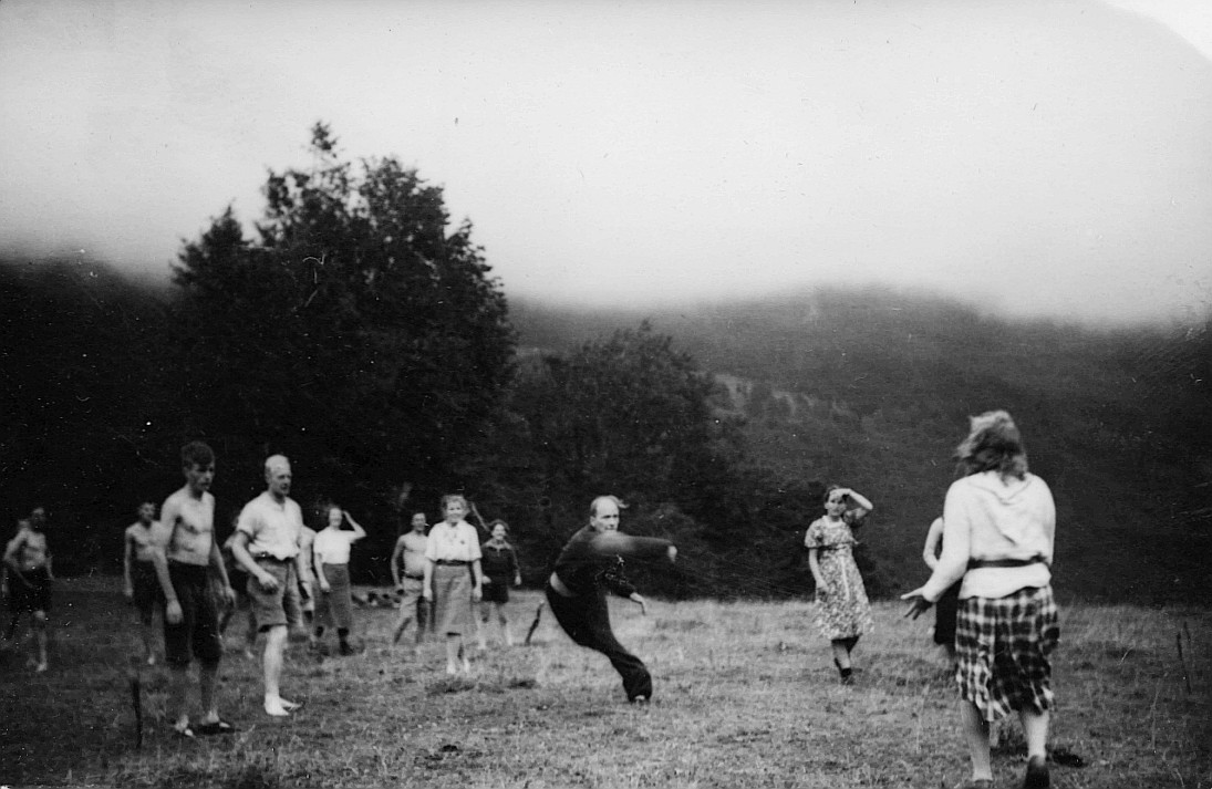 Auf dem Hochplateau wird ein hitziger Völkerball ausgefochten - Tanzende Wandervögel auf der Wiese in Orvin (1942)