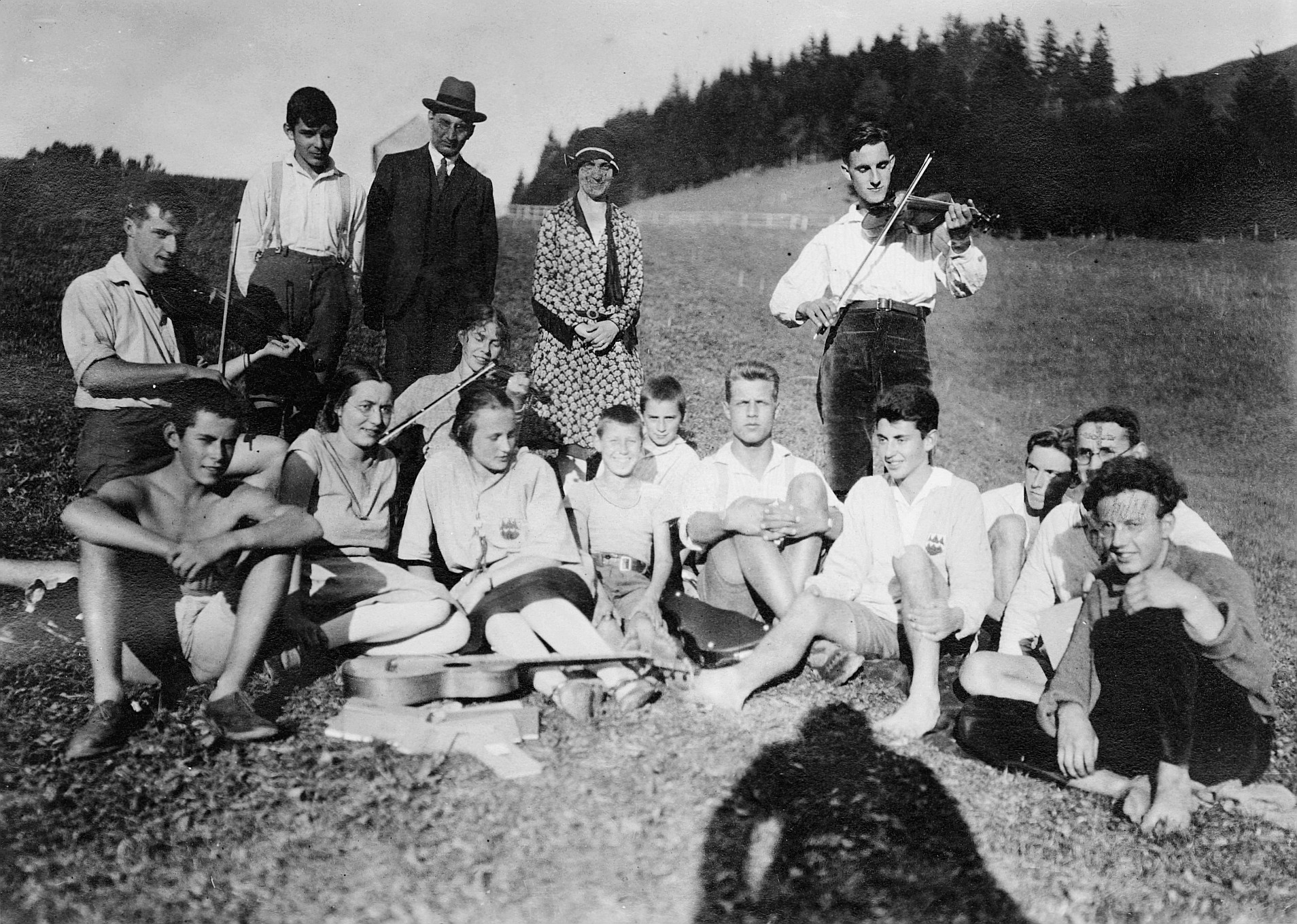 Wandervögel sitzen auf der Wiese bei Gäbris - Drei Wandervögel spielen Geige - Gitarre auf der Wiese legend (Sommer 1929)