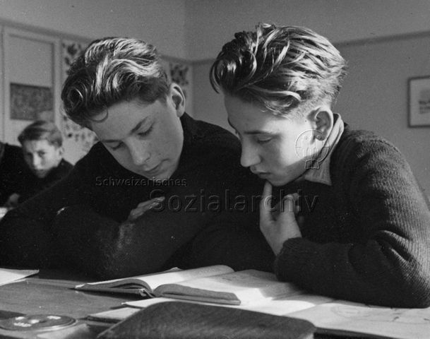 "Freizeit - Sekundarschüler (1. Klasse)" beim Lesen im Klassenzimmer; um 1960