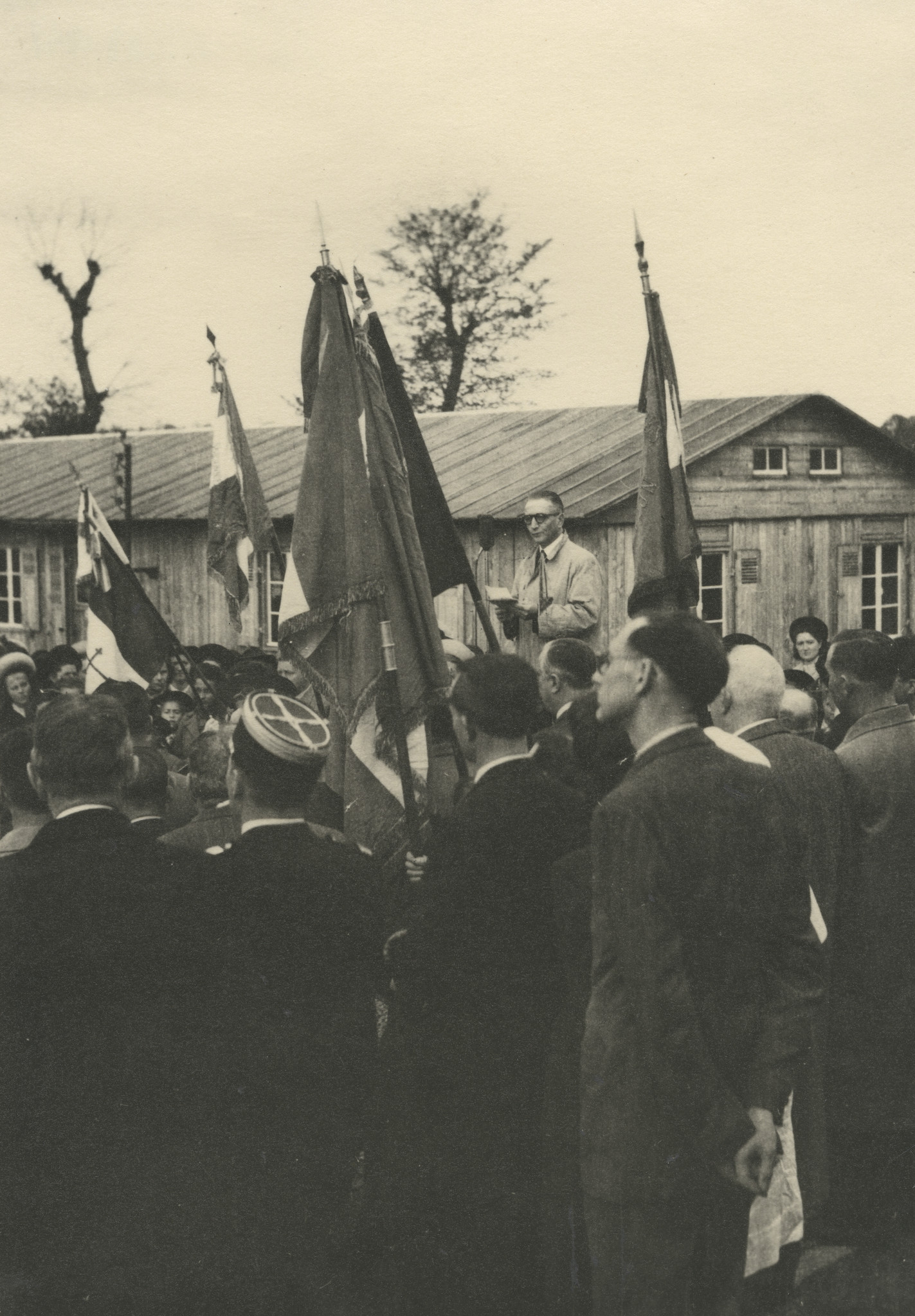 "Saint-Lô Inauguration 4 Mai 1947", Redner bei der feierlichen Eröffnung des Sozialzentrums, [Sozialzentrum des SAH, "Don Suisse", "Ouvert à toute la population de St-Lô"]