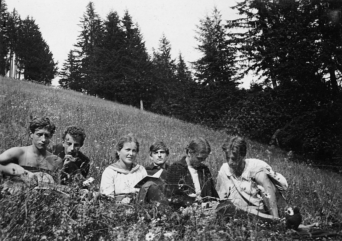 Berner Wandervögel sitzen auf der Wiese bei der Senggihütte am Niesen (beim Lesen eines Buches oder beim Gitarre Spielen) (1916)