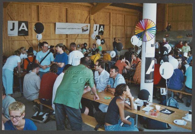 Aktion der HAZ: "Rainbow-Wolke of Love" im Vorfeld der kantonalen Abstimmung zum Partnerschaftsgesetz (08.09.2002)<br>
