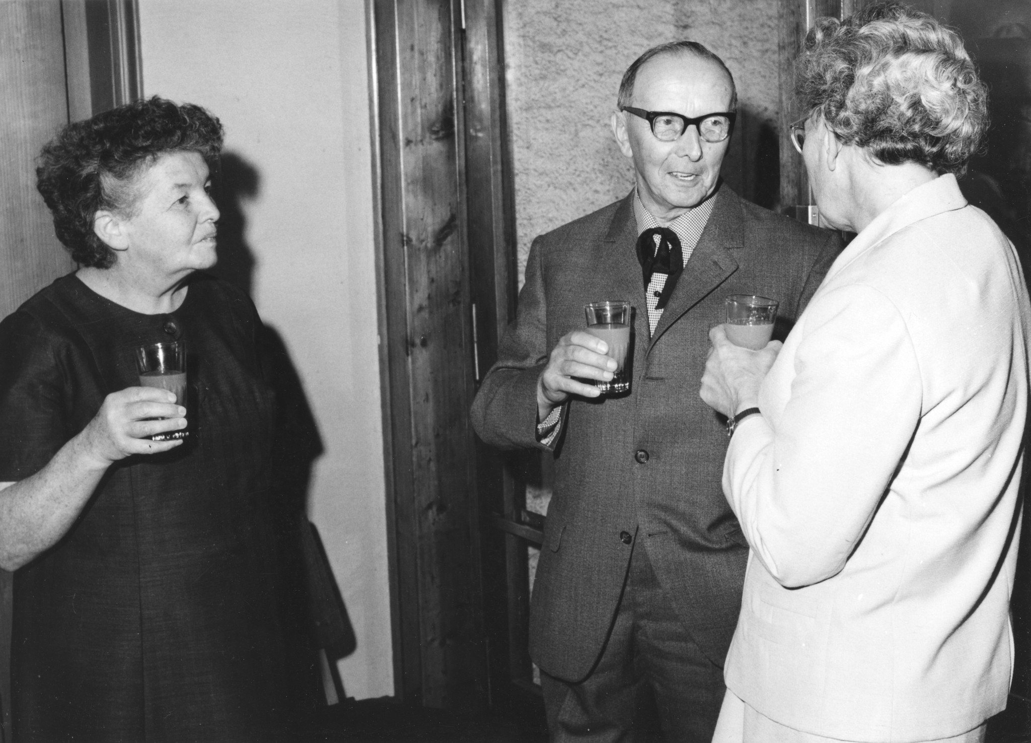 "80. Geburtstag Regina Kägi 08.05.1969"; drei Personen sprechen miteinander