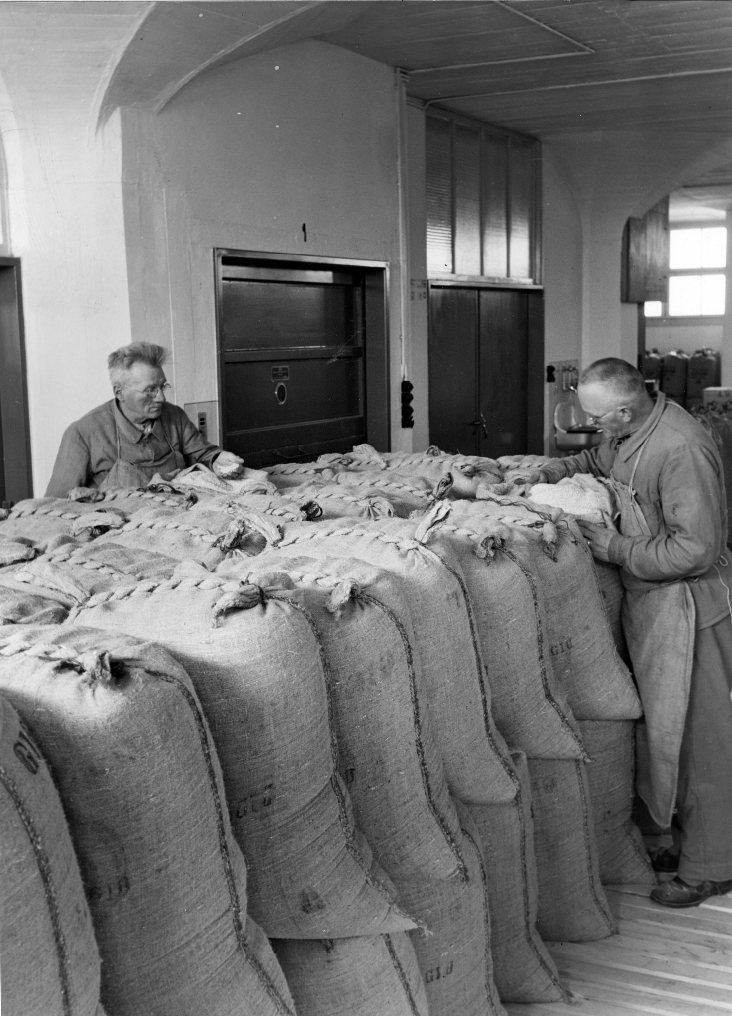 Lageristen beim Kontrollieren von abgepackten Säcken