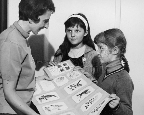 "Marken-Hausverkauf durch Schüler" - Zwei Mädchen präsentieren die Marken und Karten; 1969