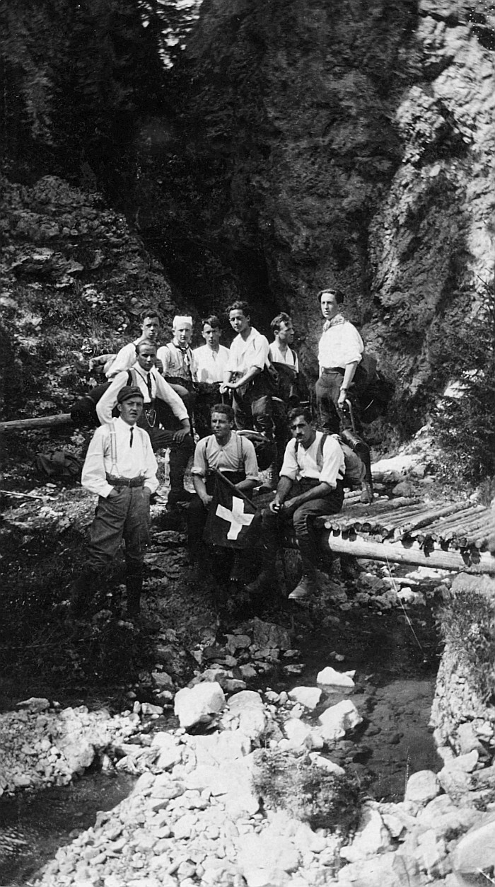 Ausflug der Wandervogel-Ortsgruppe Le Locle - Gruppenporträt Wandervögel (Männer), welche bei einem Holzsteg stehen oder sitzen (191