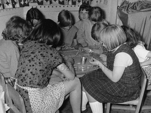 "Kinderheilstätte", Davos - Kinder beim Basteln; 1972