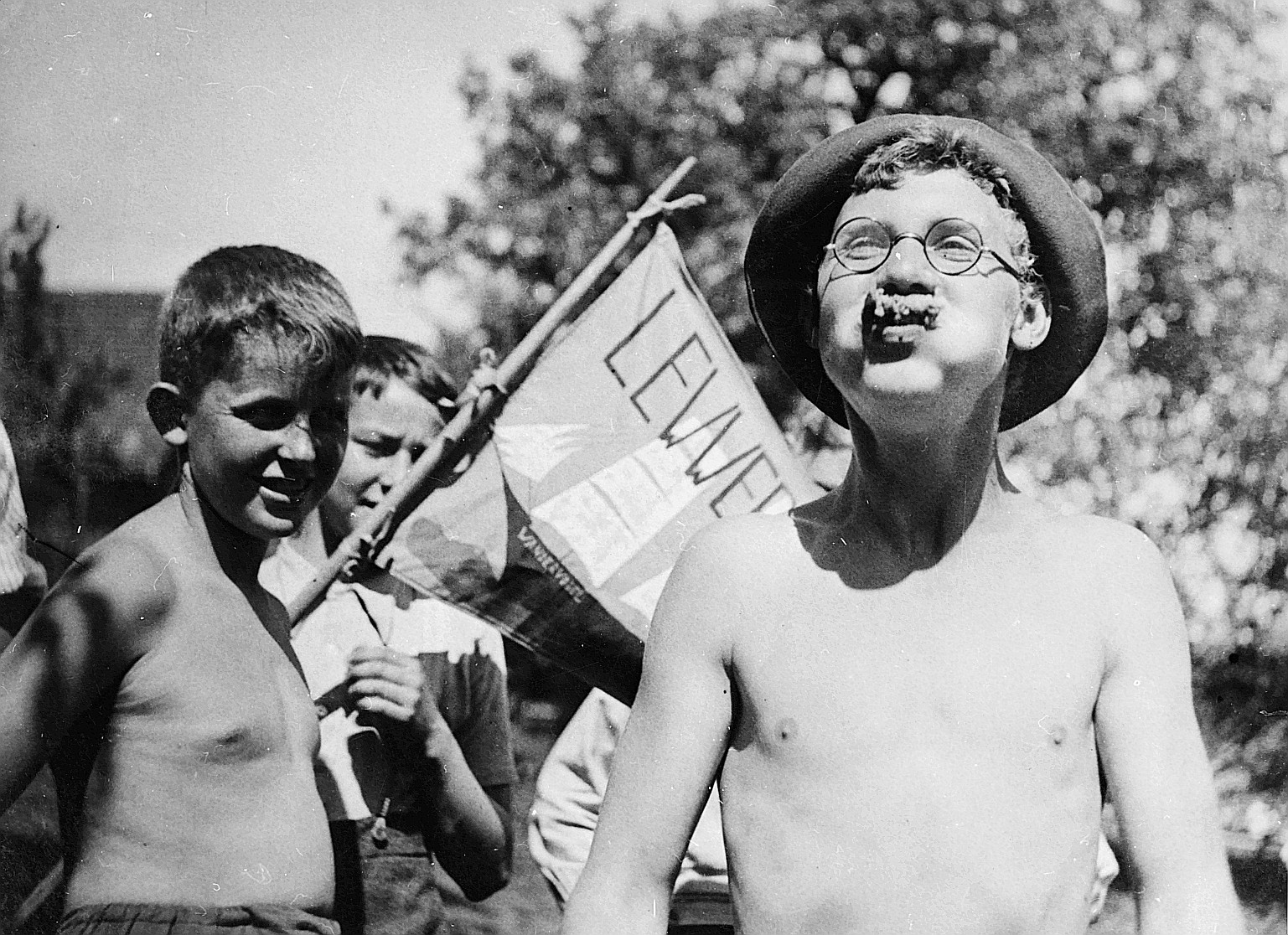 Wandervogel-Landsgemeinde in Otelfingen - Ein Bub eine Fahne tragend (1935)