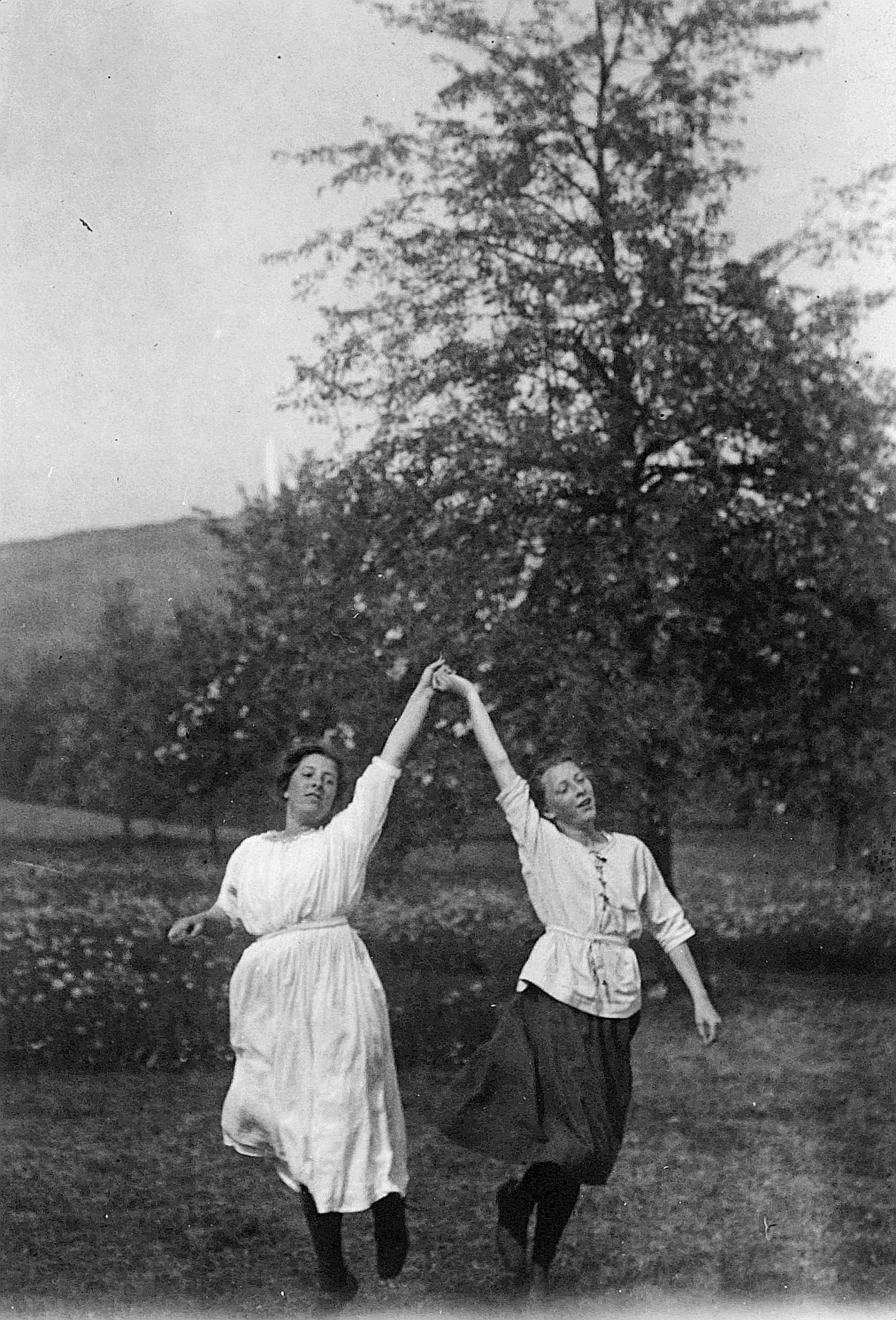 Zwei tanzende Wandervögel im Freien (um 1920)