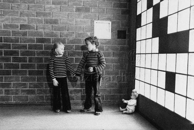 "Kindergarten" - Zwei Kinder halten sich an der Hand; um 1980
