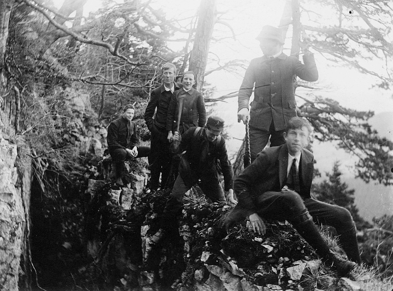 Wandervögel auf dem "Kameel" an der Gelbfluh (vermutlich bei der Barmelweid, in der Nähe von Erlinsbach, Kanton Aargau) (1914)